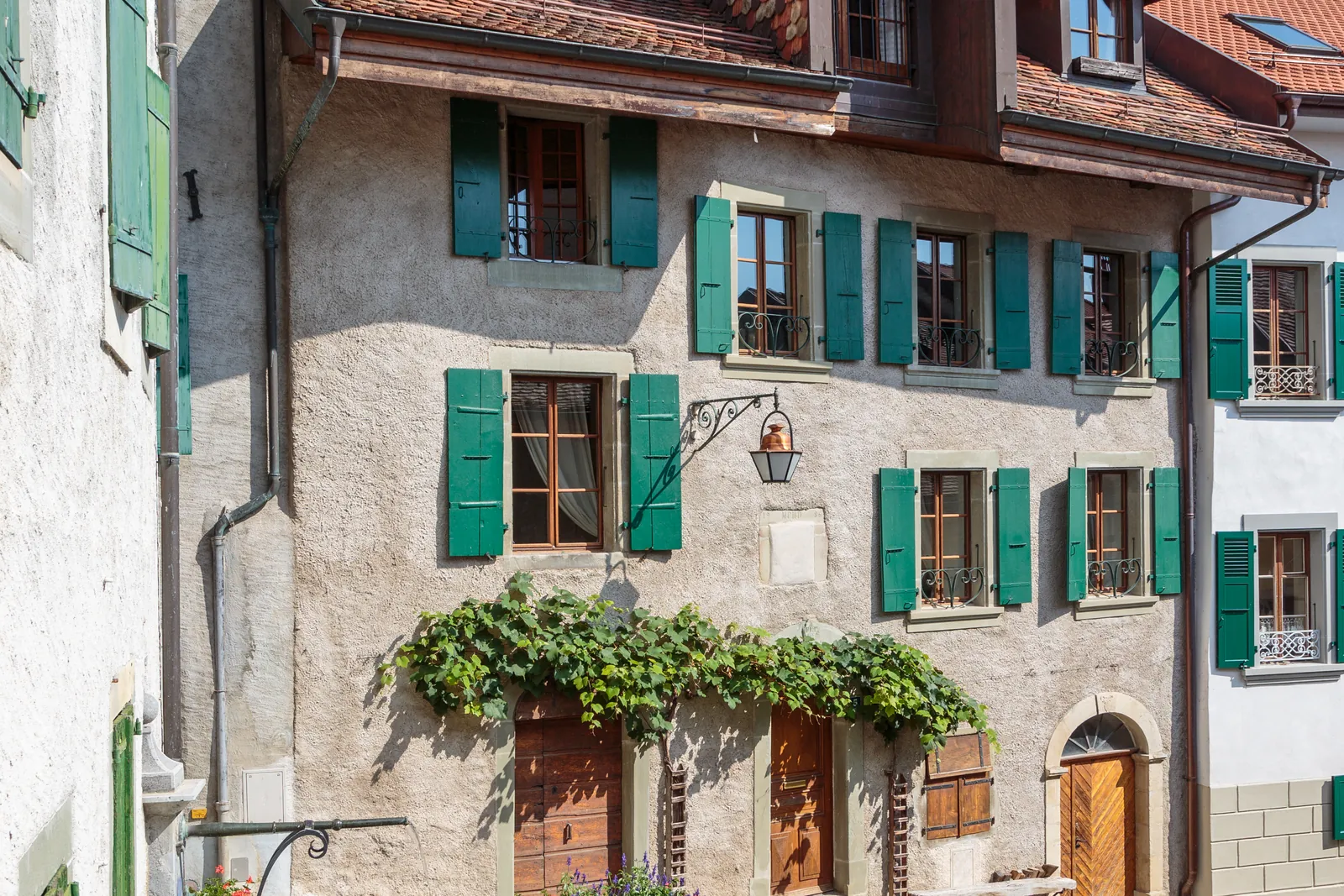 Maison vigneronne ancienne aux volets verts à Bourg-en-Lavaux