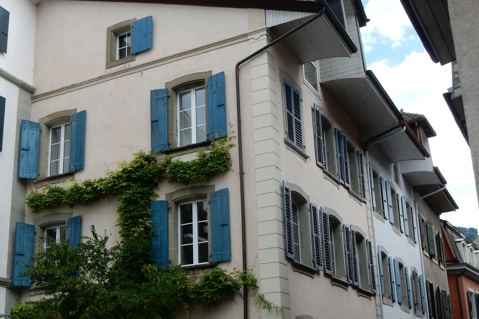 Maison ancienne aux volets bleus à Cully