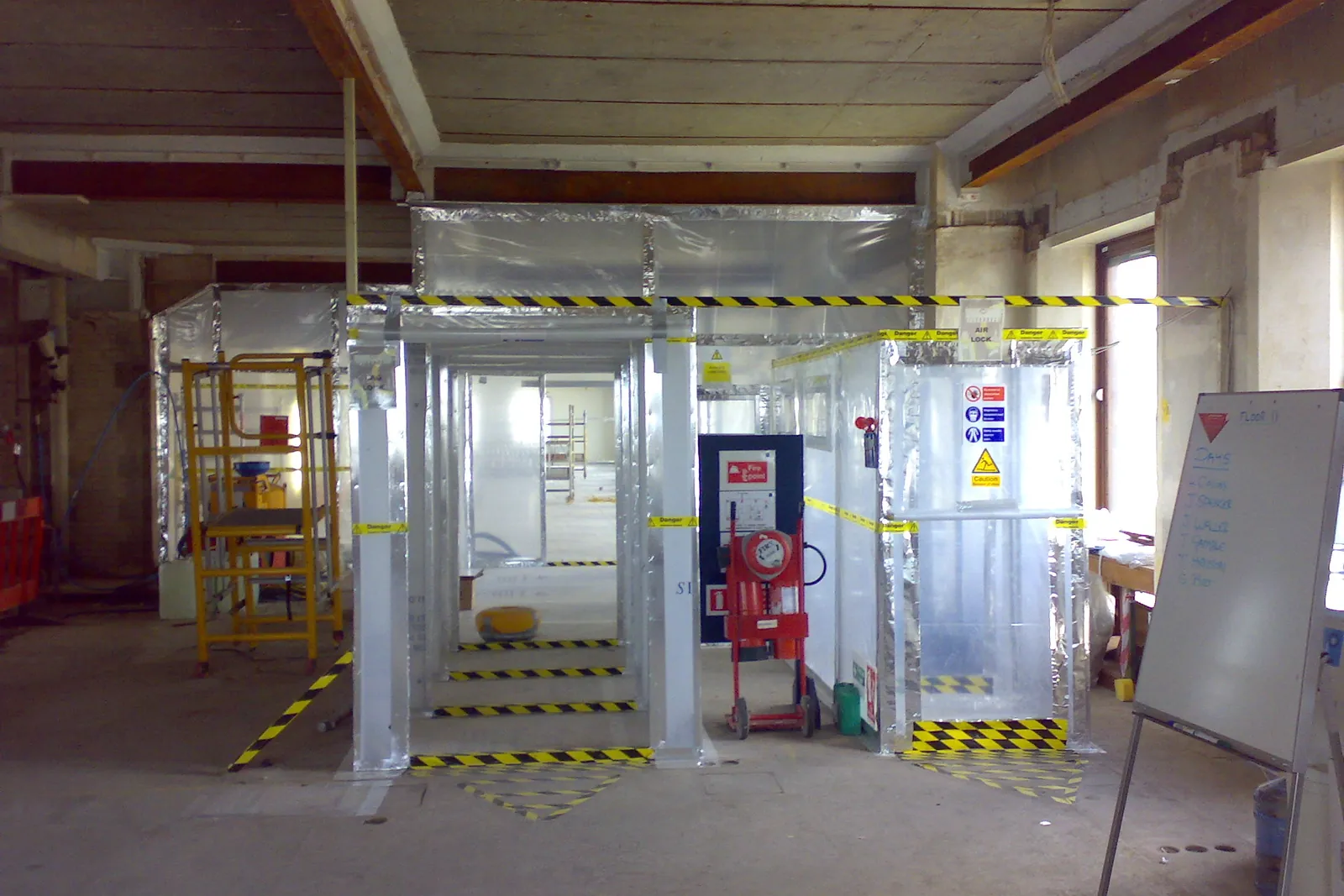 Sas de confinement en plastique installé pour un désamiantage dans un bâtiment