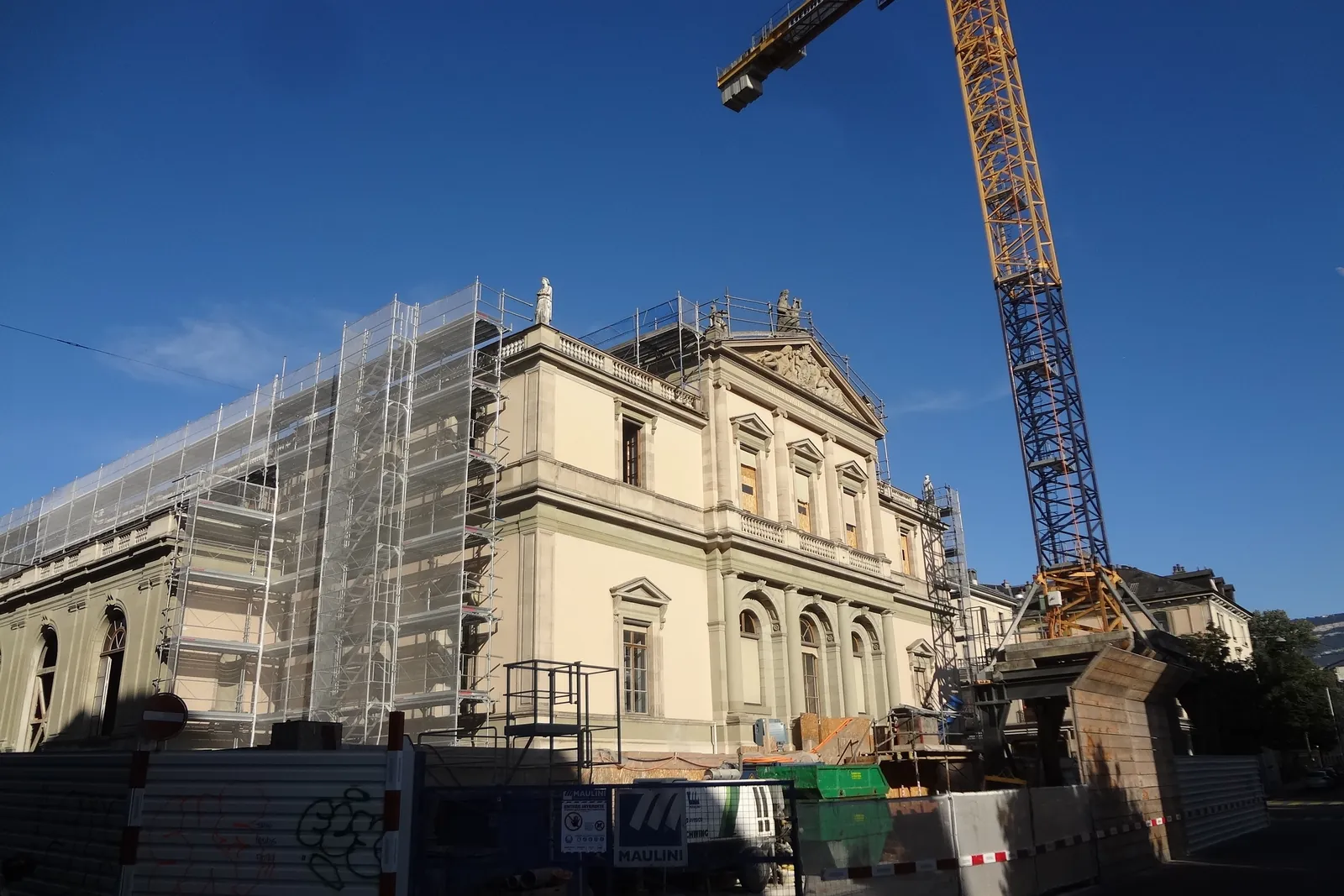 Bâtiment historique sous échafaudage pendant la rénovation de sa façade, à Genève