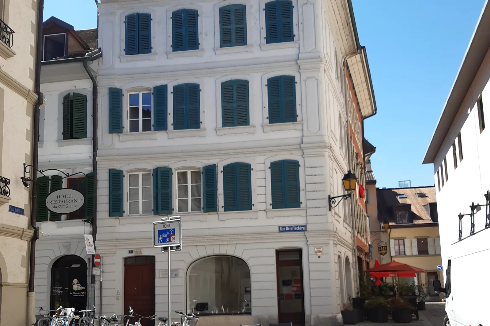 Immeuble ancien aux volets bleus dans la vieille ville de Nyon