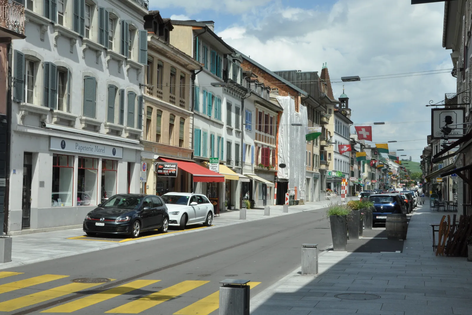 La Grand-Rue de Rolle, bordée de maisons anciennes